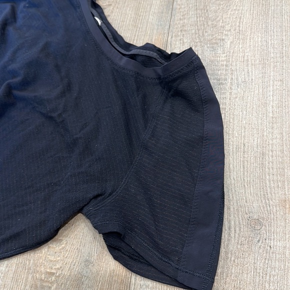 Lululemon tee - Picture 3 of 5